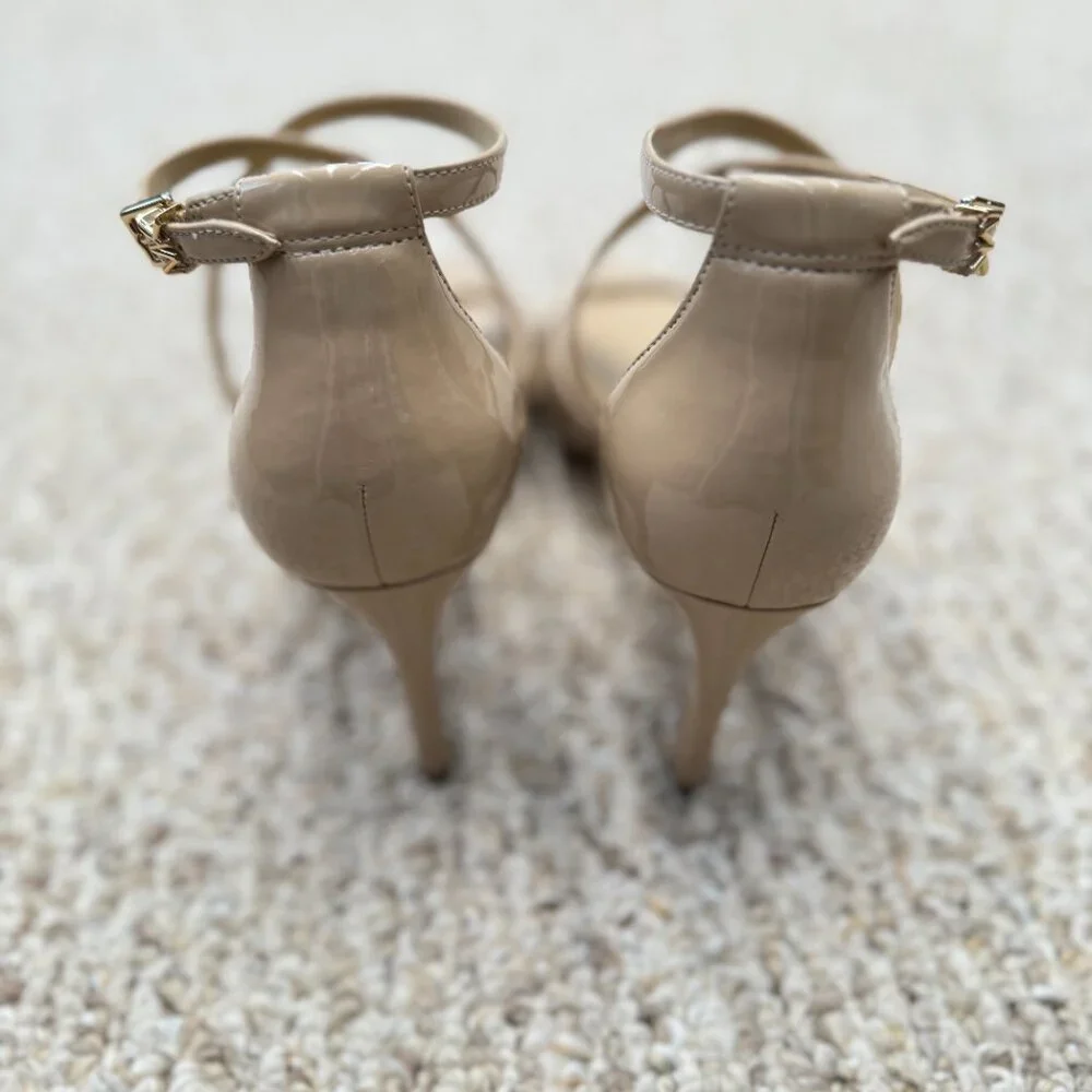 MICHAEL KORS Kinsley‎ Faux Patent Leather Sandal Size 9M Beige Strap